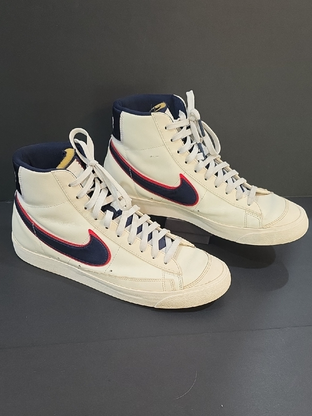 Nike Mid Blazer '77 Mens High-Top Sneakers in White, Navy & Red Trim Size 10.5